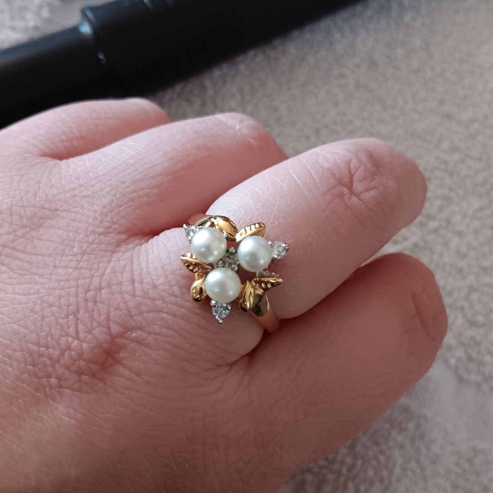Elegant Gold Pearl Ring